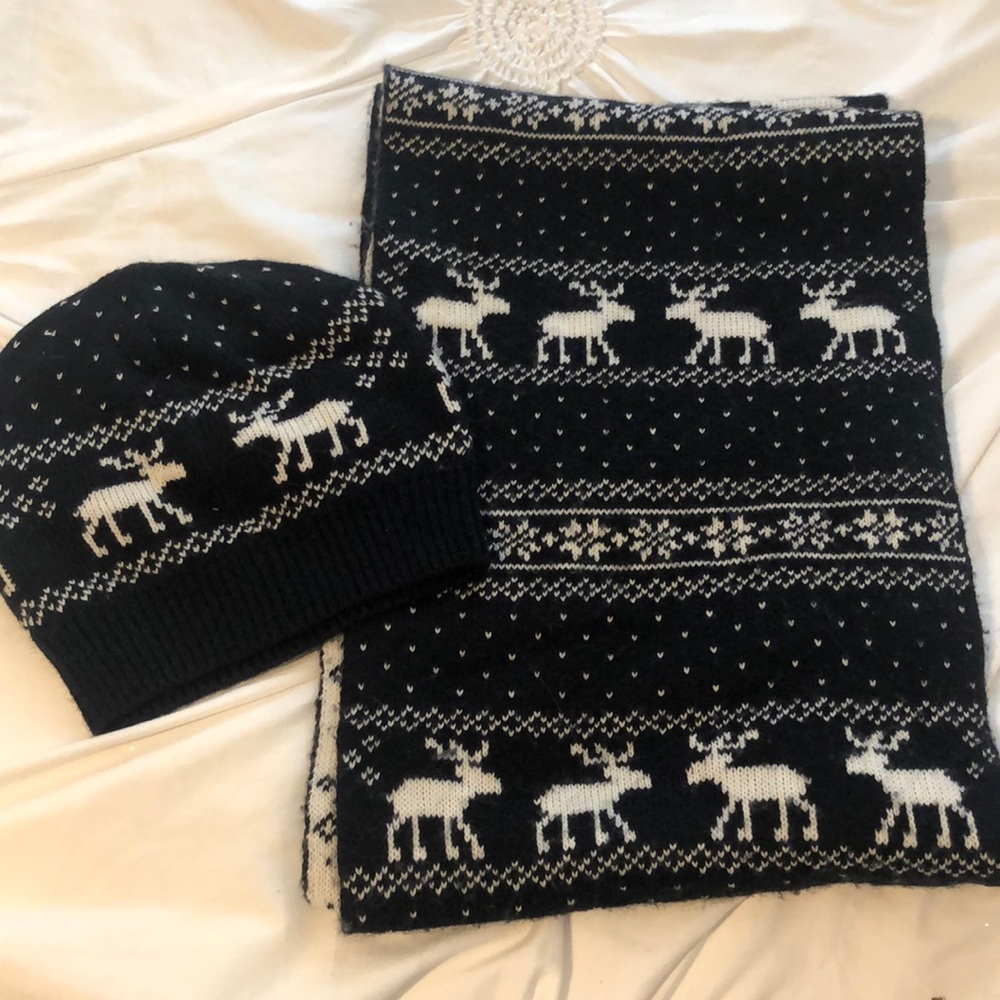 New Abercrombie & Fitch beanie & Scarf.  Reversible.  High quality made.